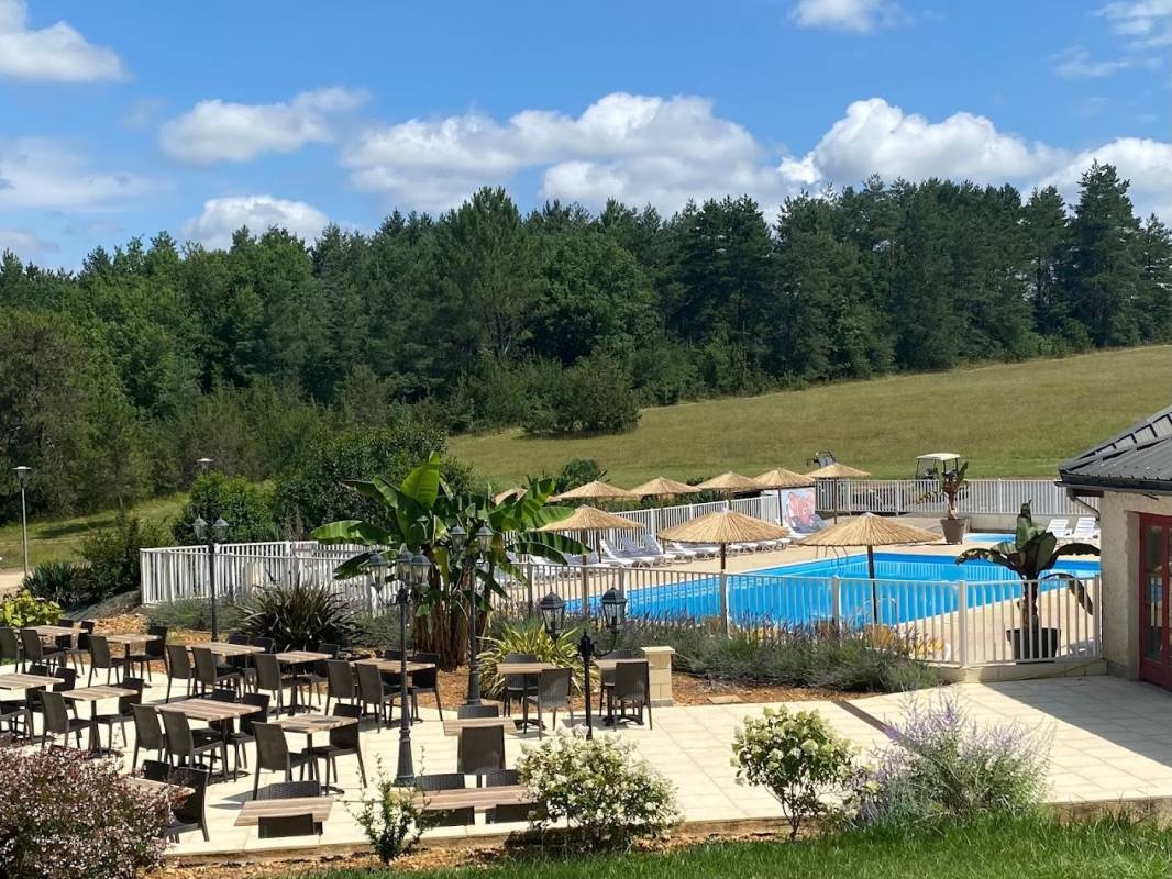 Camping La Forêt in Dordogne — Campingplats in Pezuls / Pays de la Loire