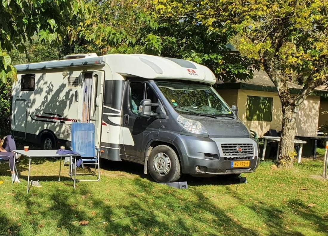 Camping La Gare des Amis — Area da campeggio in Saint-Fortunat-sur-Eyrieux