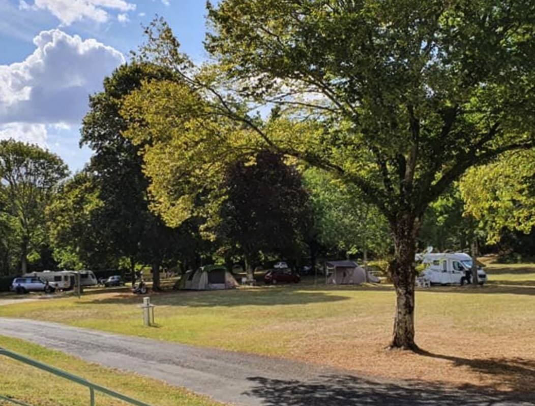 Camping Municipal L'Ilon — Kamp yeri in Saint-Gaultier / Centre-Val de Loire