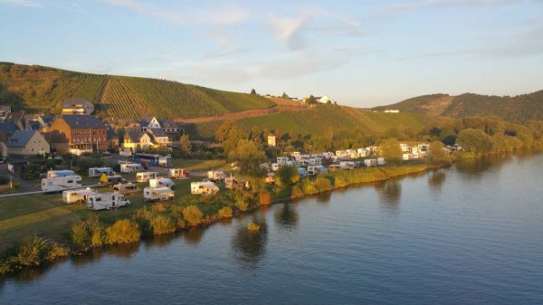 Stellplatz am Moselufer Kinheim — Fotoğraf 6