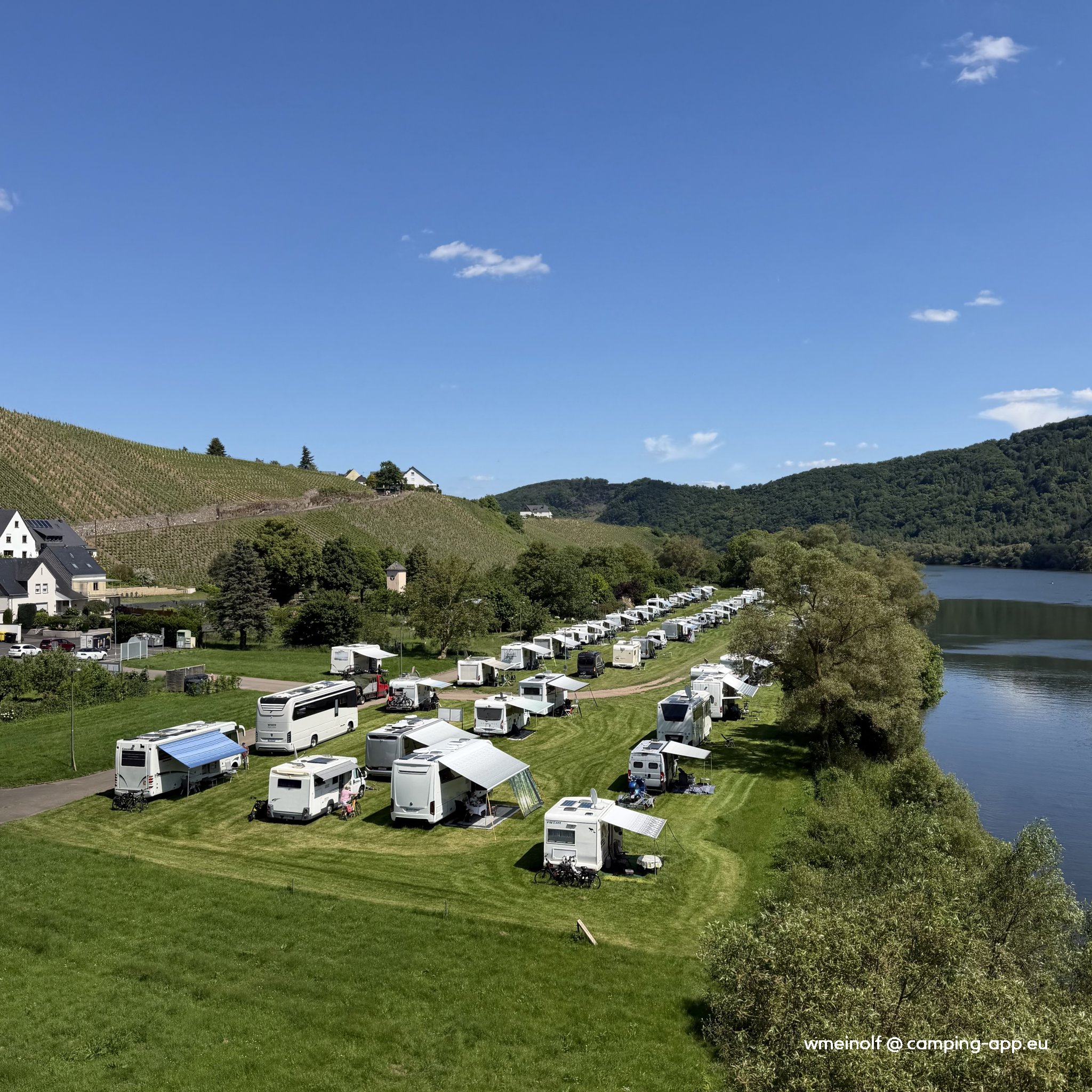 Stellplatz am Moselufer Kinheim — Karavan Sitesi in Kinheim-Kindel