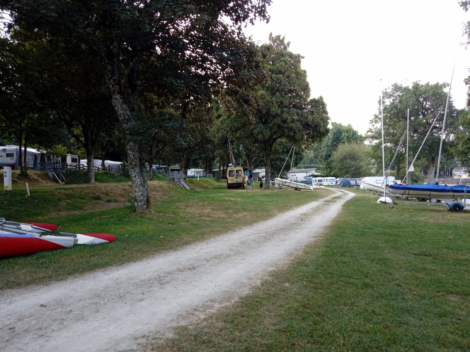Camping Le Touring — Campingplads in Salles-Curan / Occitanie