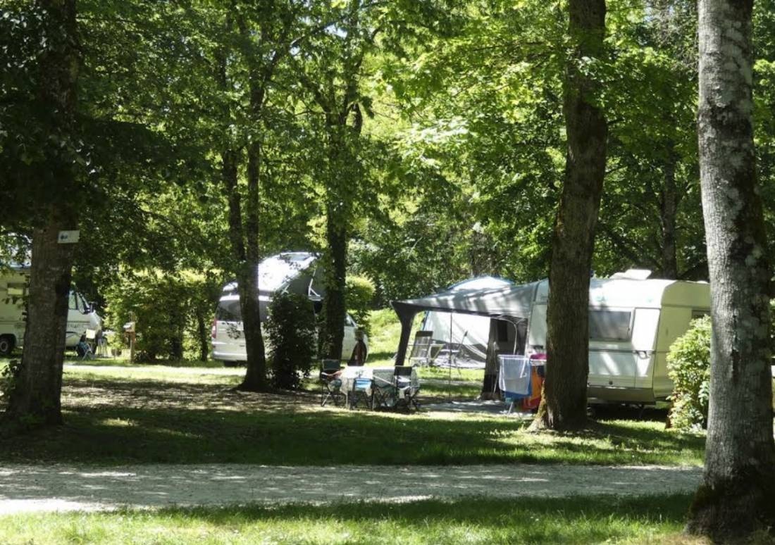 Camping Les 3 Lacs *** — Kemping in Belmont-Tramonet