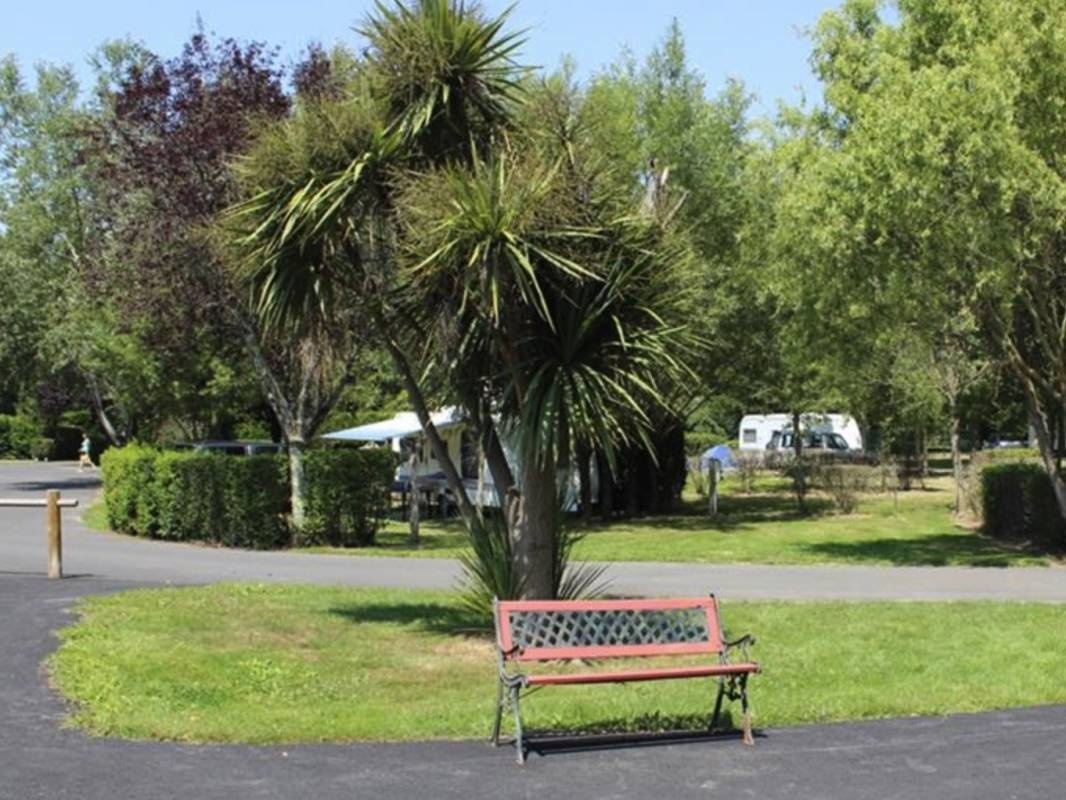 Camping Le Pont Rouge *** — Kemp in Saint-Révérend