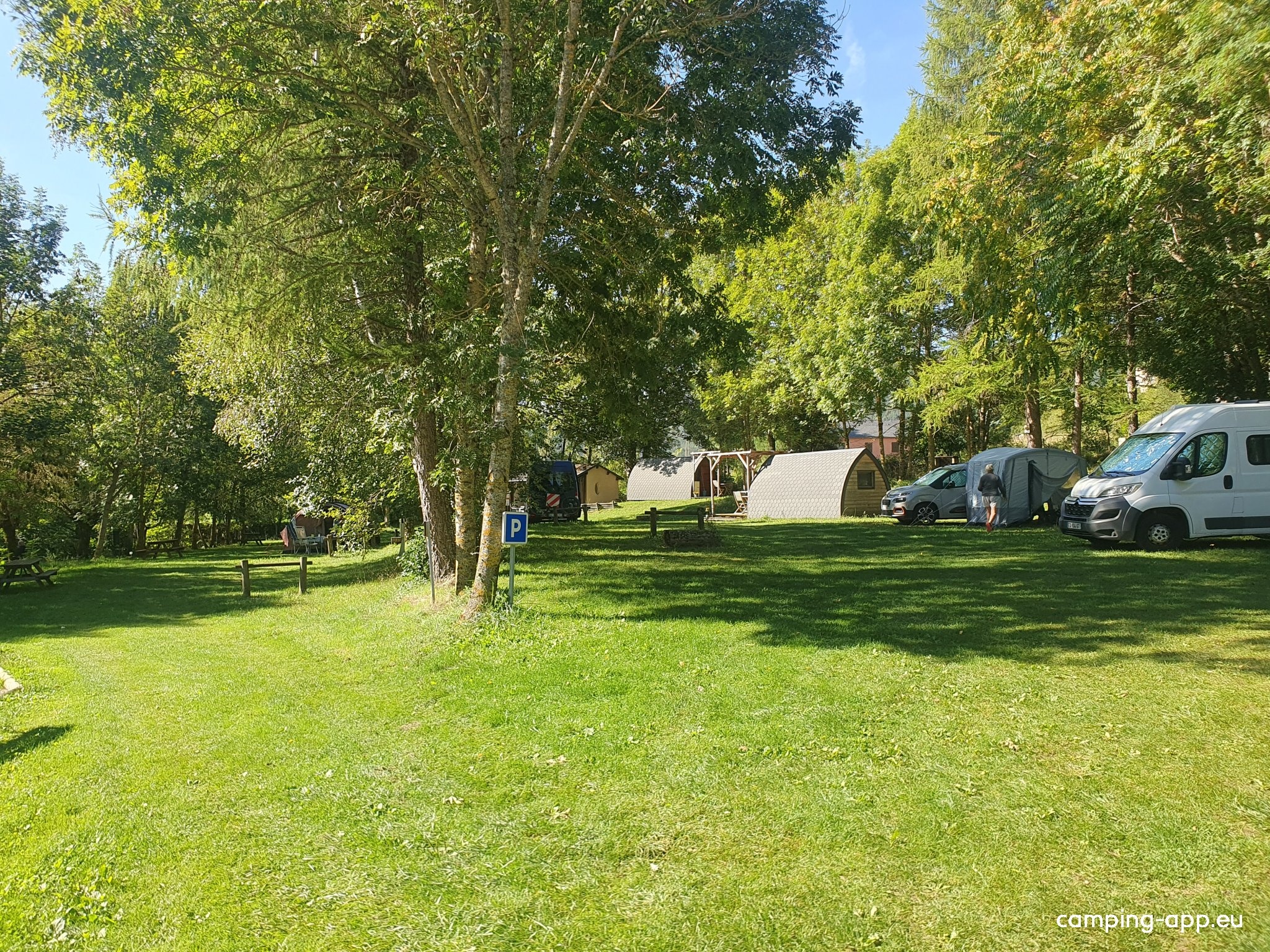 Camping le pré de Charlet ** — Kemping in Meyrueis