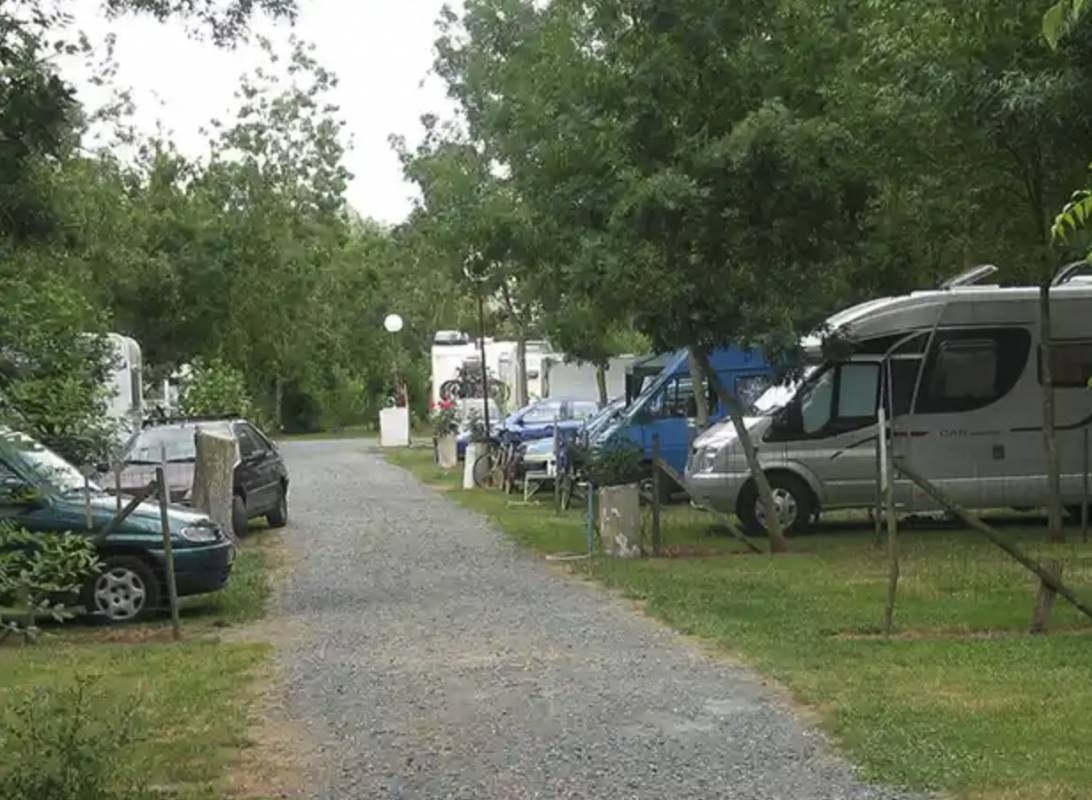 Camping des Conches *** — Camping Site in Damvix