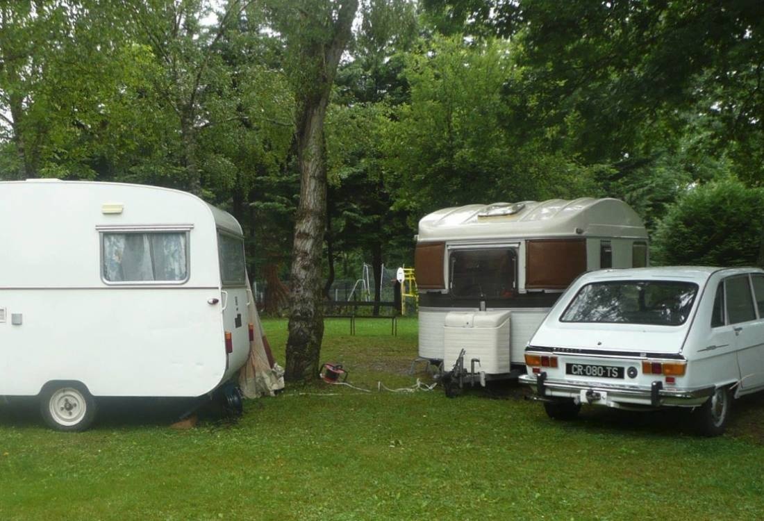 Camping Rétro Passion — Camping Site in Châtel-Montagne