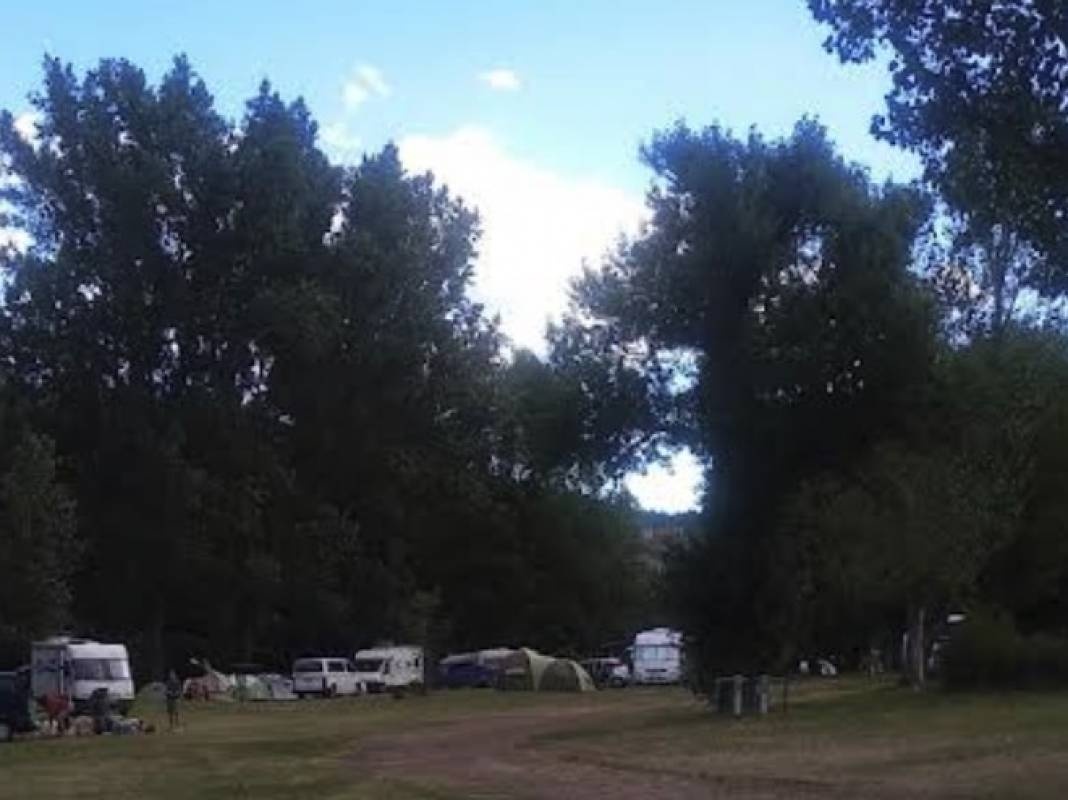 Camping Municipal de la Ribeyre — Sítio de acampamento in Lavoûte-Chilhac