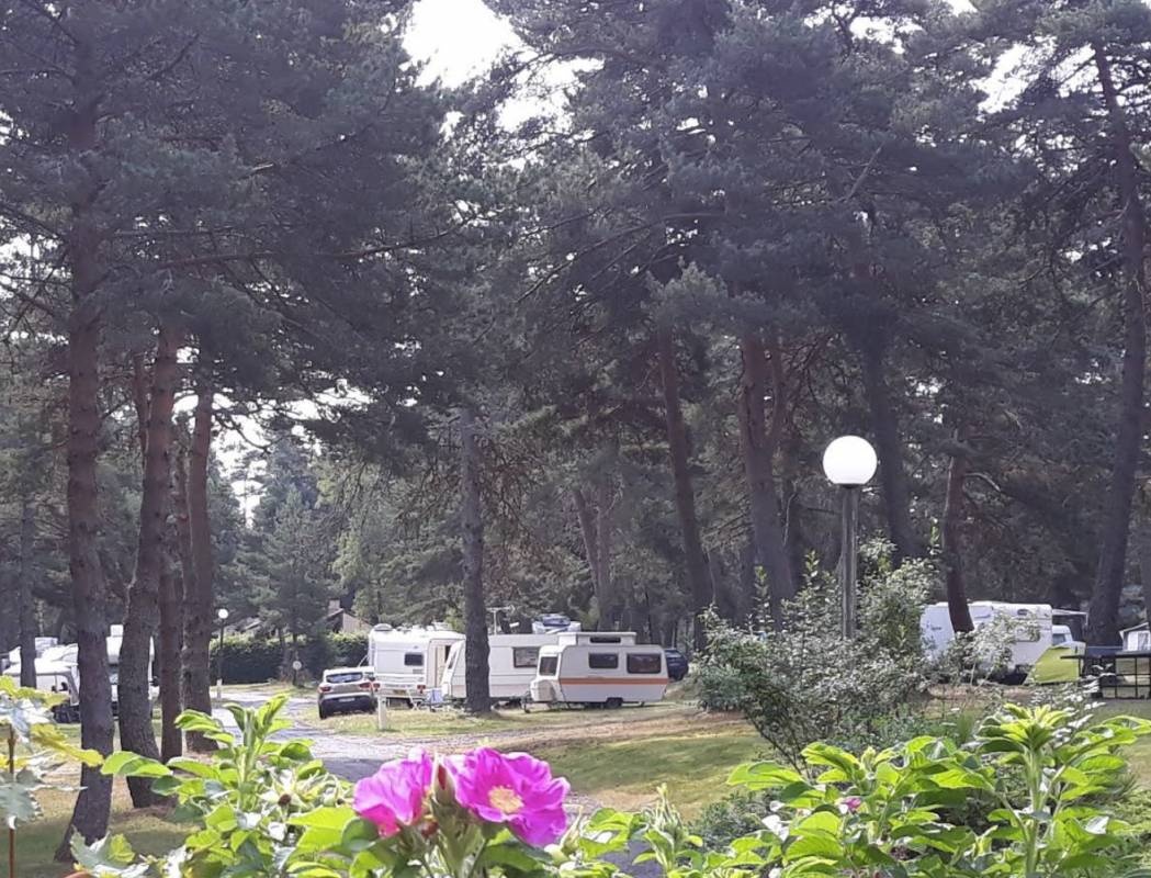Camping Les Prades — Sítio de acampamento in La Chaise-Dieu