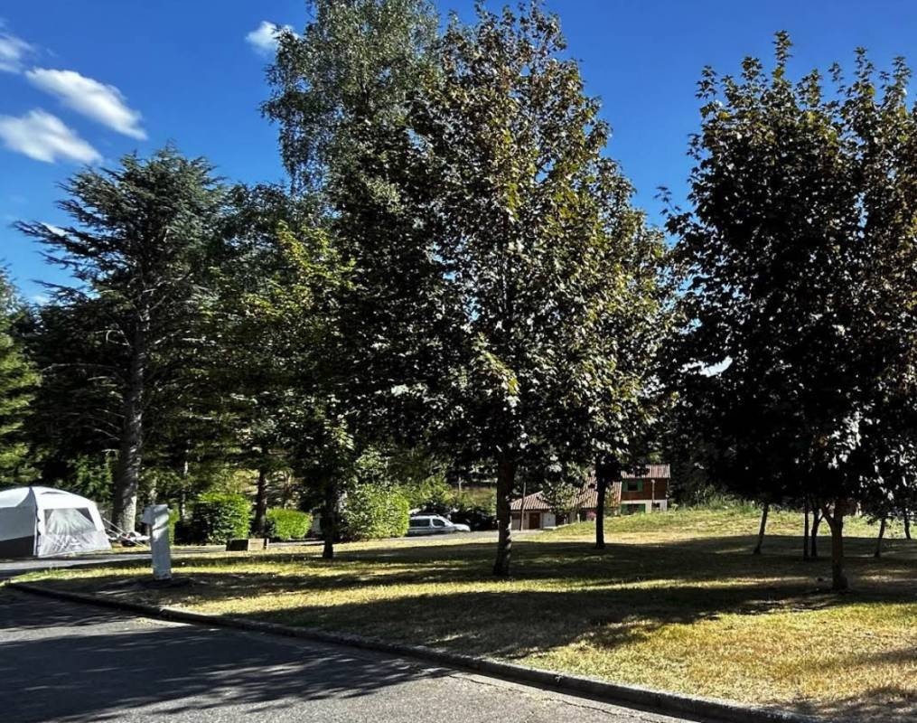 Camping de la Chanterelle *** — 露营地 in Champagnac-le-Vieux