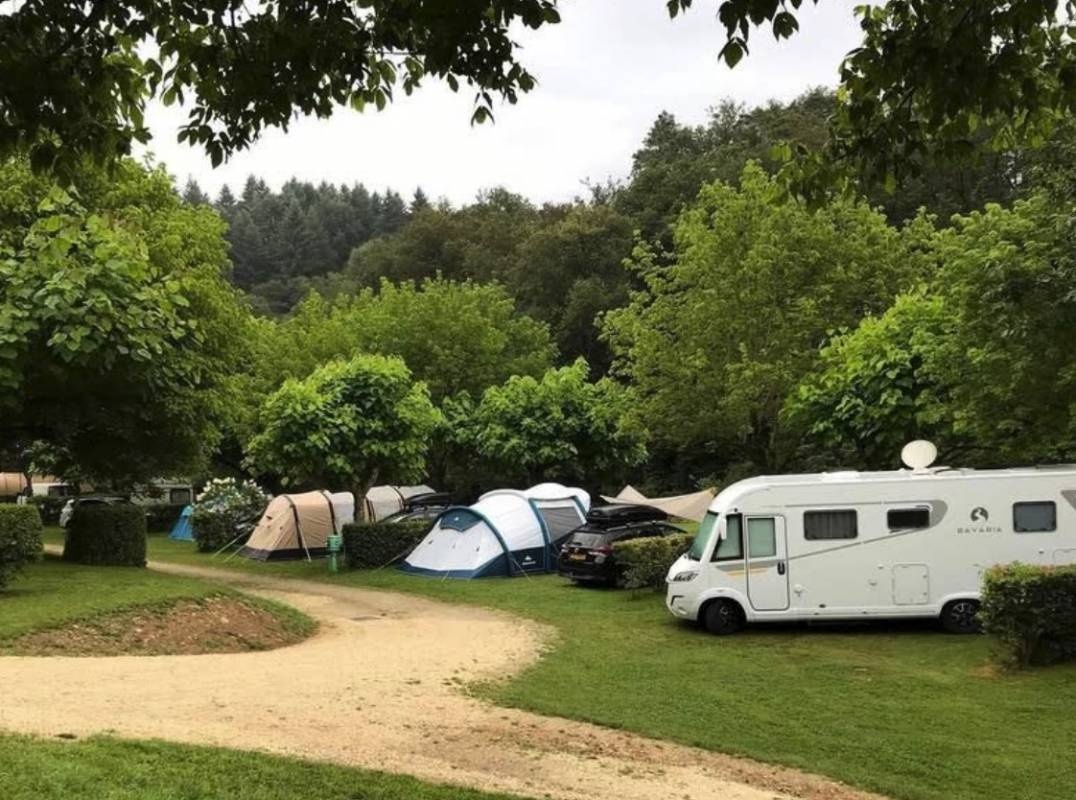 Camping La Chatonnière *** — Kamp yeri in Jumilhac-le-Grand