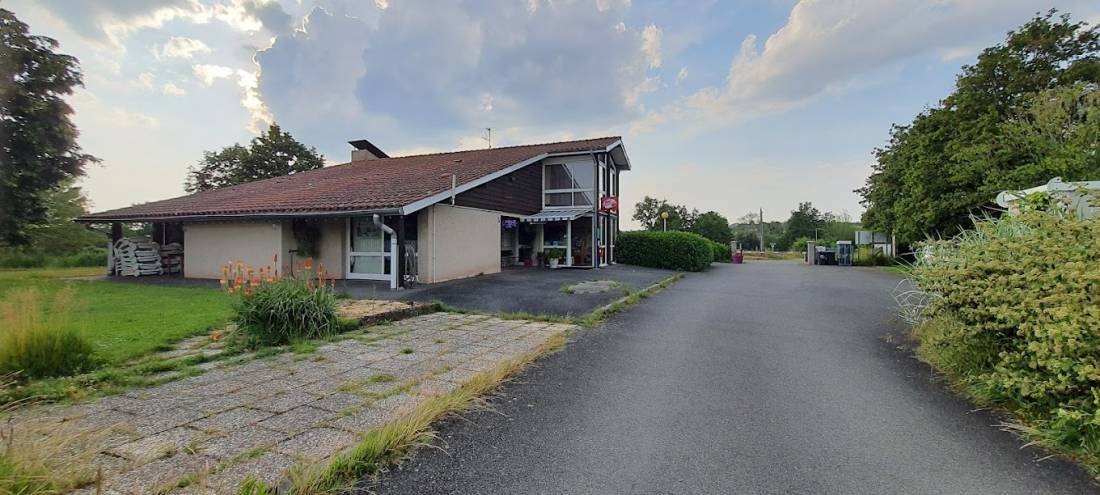 Camping de La Route Bleue *** — Kemping in Saint-Prix / Auvergne-Rhône-Alpes