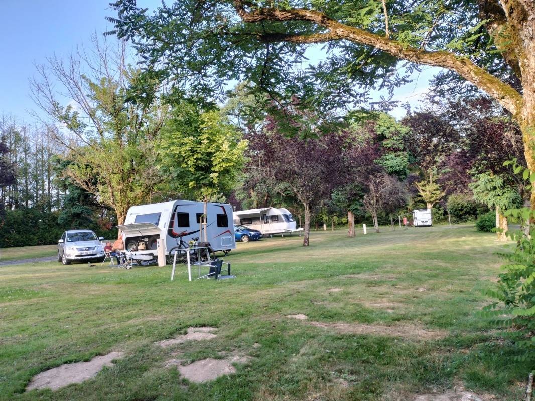 Camping du Petit Bois - Onlycamp — Cámping in Henrichemont