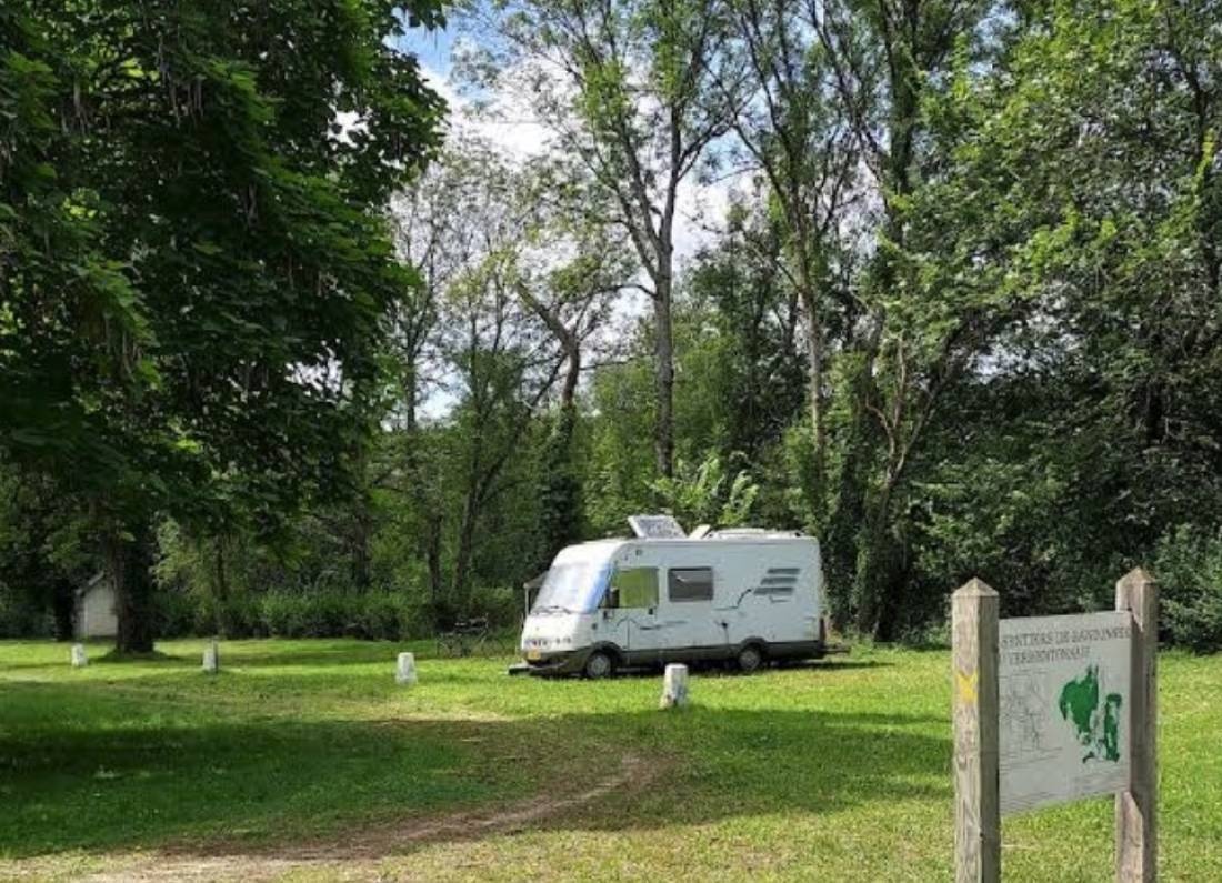 Camping De L'Isle St Jean ** — Campingplass in Arcy-sur-Cure 