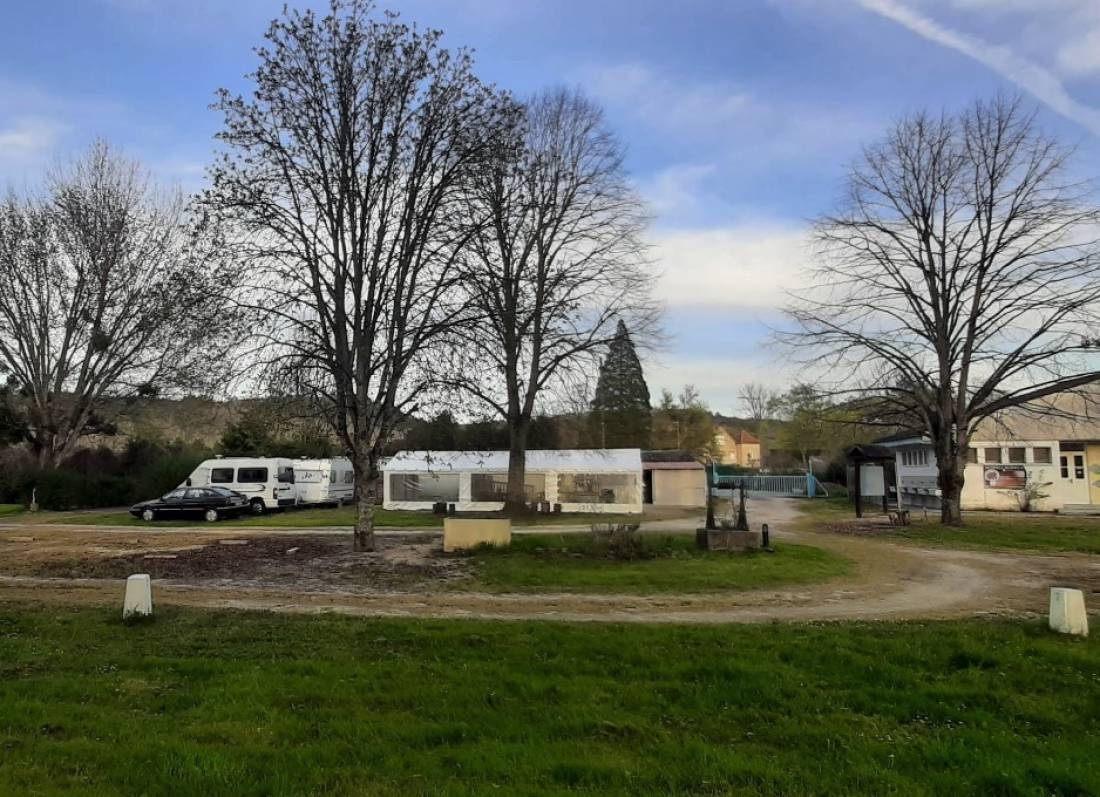 Camping De L'Isle St Jean ** — Kemp in Arcy-sur-Cure 