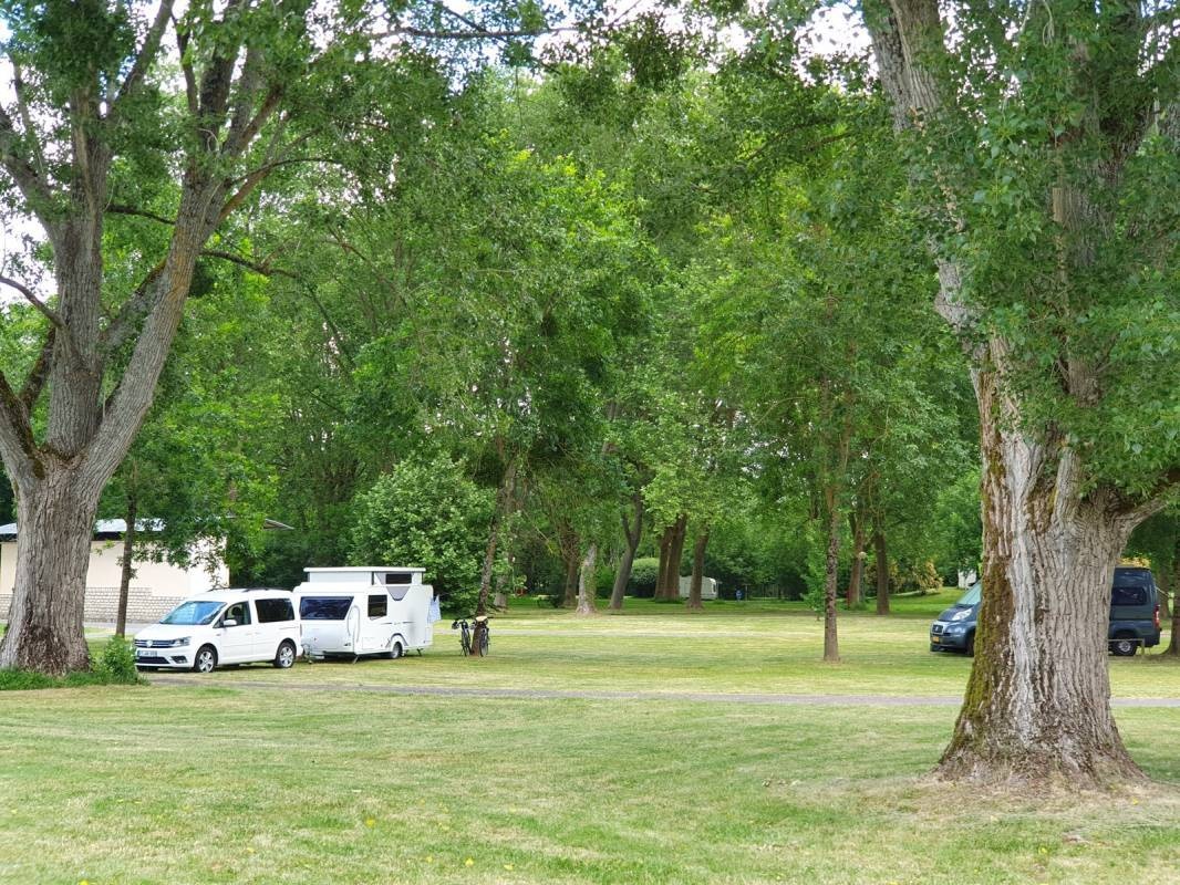 Camping at Edge of the Water — Camping Site in Saintes