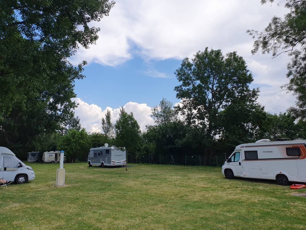 Camping at Edge of the Water — Місце для кемпінгу in Saintes