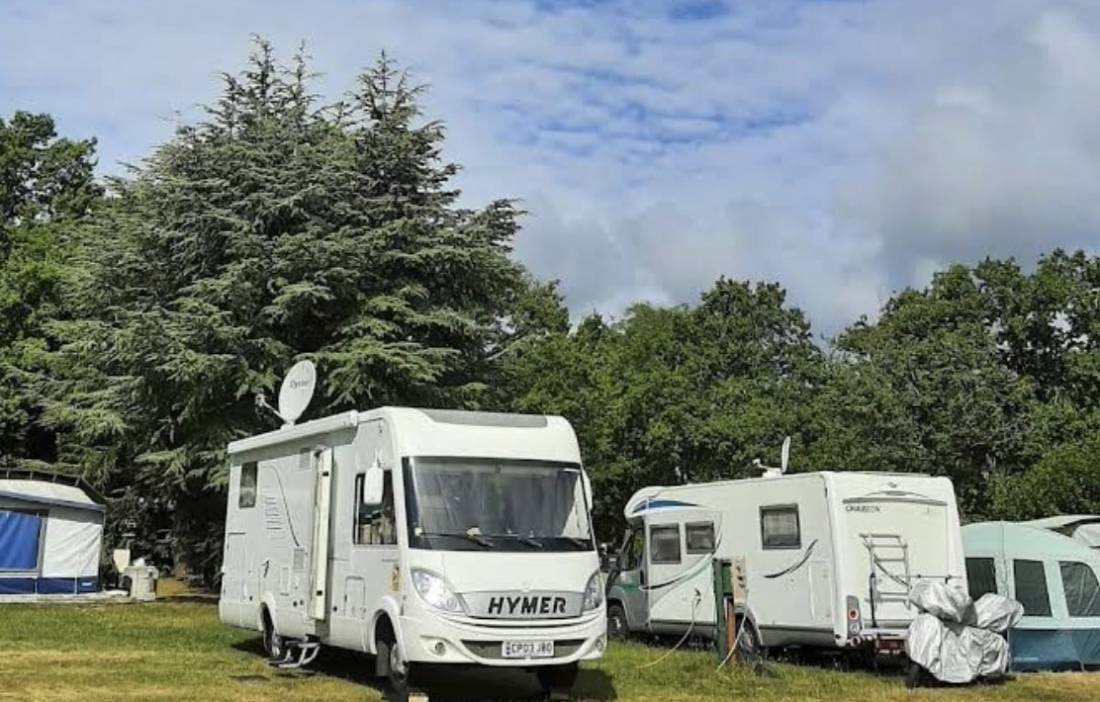 Camping La Serre de Portelas (Naturisten Camping) — Campingplads in Saint-Saturnin