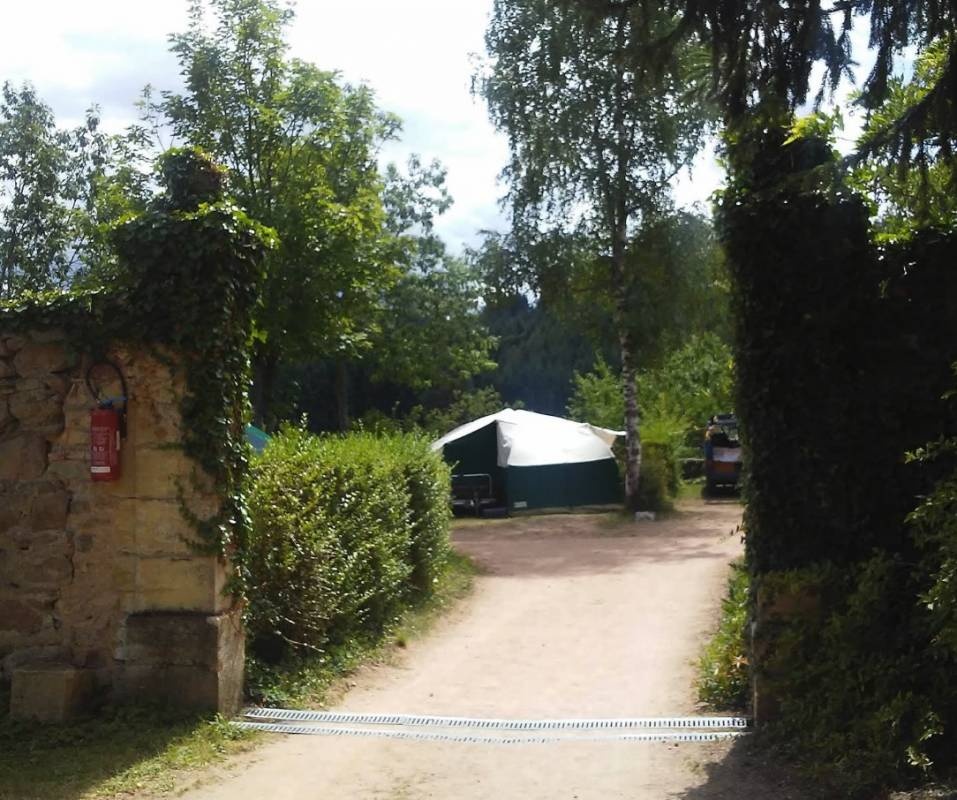 Camping Le Chateau de Montrouant — Campingplass in Gibles