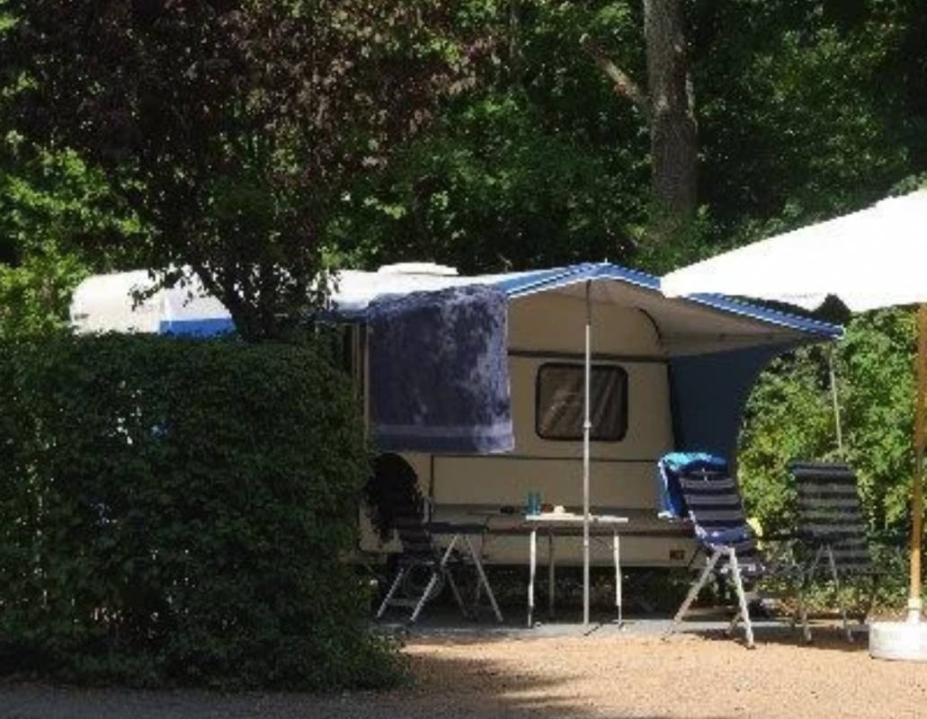 Chateau – Camping La Grange Fort — Campingplats in Les Pradeaux 