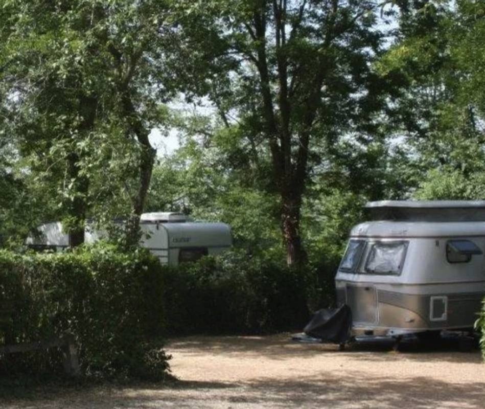 Chateau – Camping La Grange Fort — Sítio de acampamento in Les Pradeaux 
