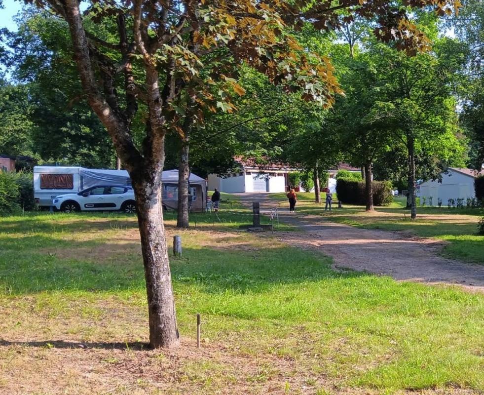 Camping Champ Fossé — Місце для кемпінгу in Saint-Bonnet-Tronçais