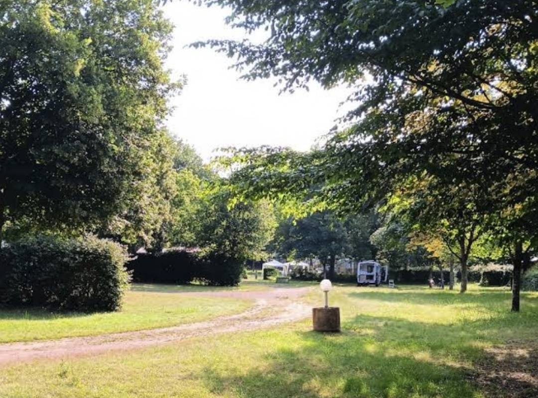 Camping Champ Fossé — Cámping in Saint-Bonnet-Tronçais