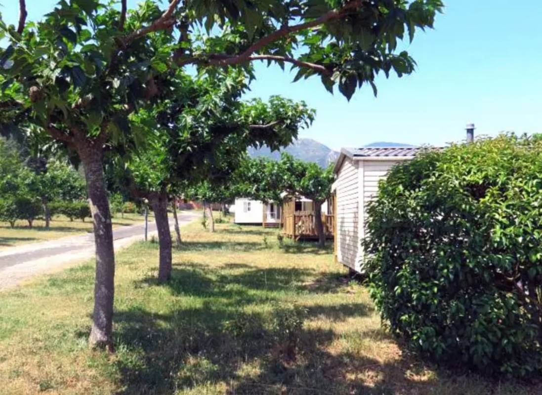 Camping Domain de Castel Fizel *** — Kamp yeri in Caudiès-de-Fenouillèdes