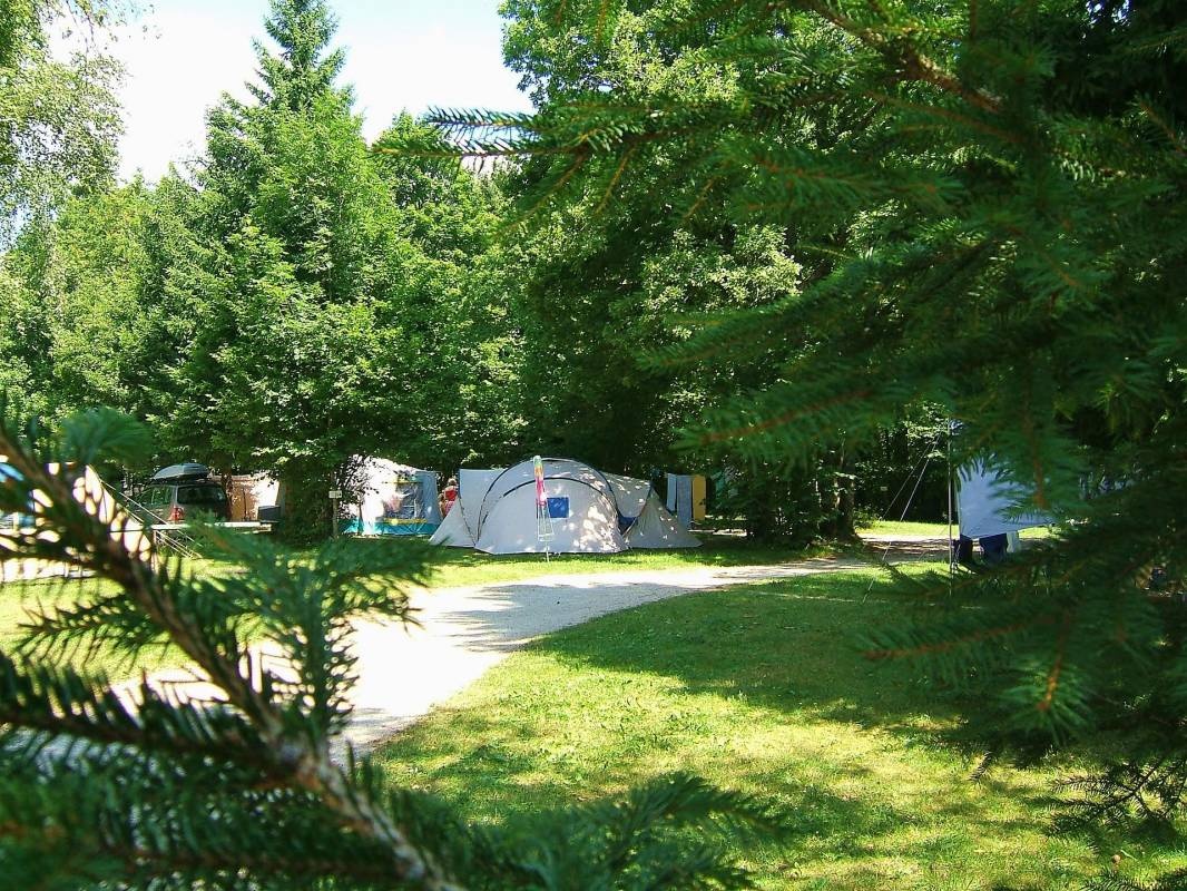 Camping de la Forêt *** — 露营地 in Levier / Auvergne-Rhône-Alpes