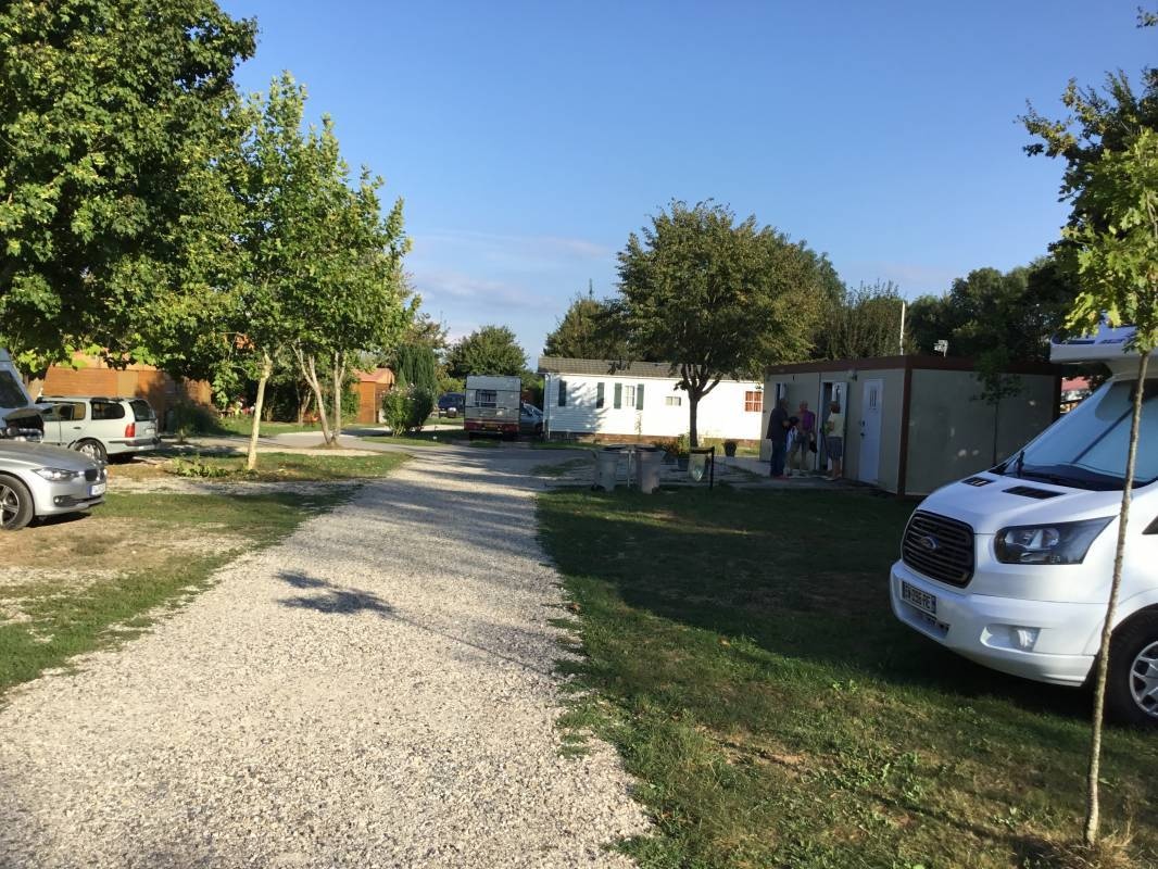 Camping Le Large ** — Campingplats in Villars-les-Dombes
