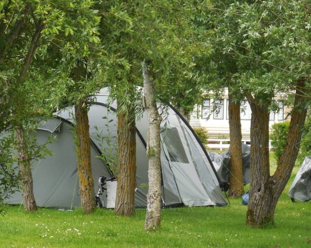 Camping du lac Terre d'Auge à Pont-l'Evêque — Campingplass in Pont-l'Évêque