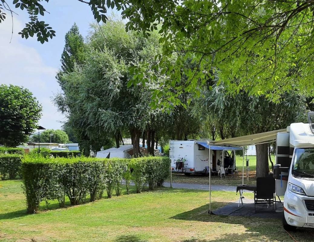 Camping du lac Terre d'Auge à Pont-l'Evêque — Campingplads in Pont-l'Évêque