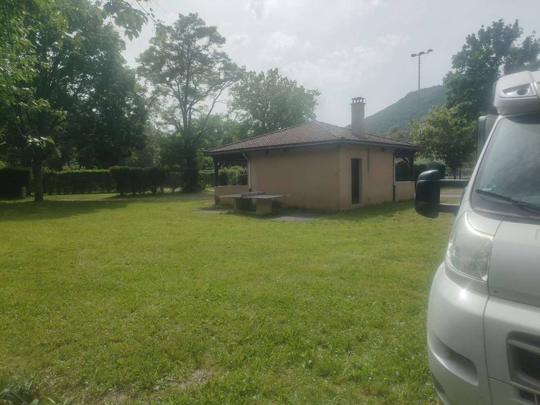 Camping Car-Park Massiac — Ställplats in Massiac / Auvergne-Rhône-Alpes