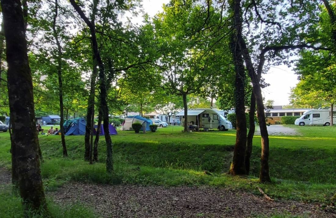 Base de Loisirs la Vallée Bleue *** — Kemp in Montalieu-Vercieu
