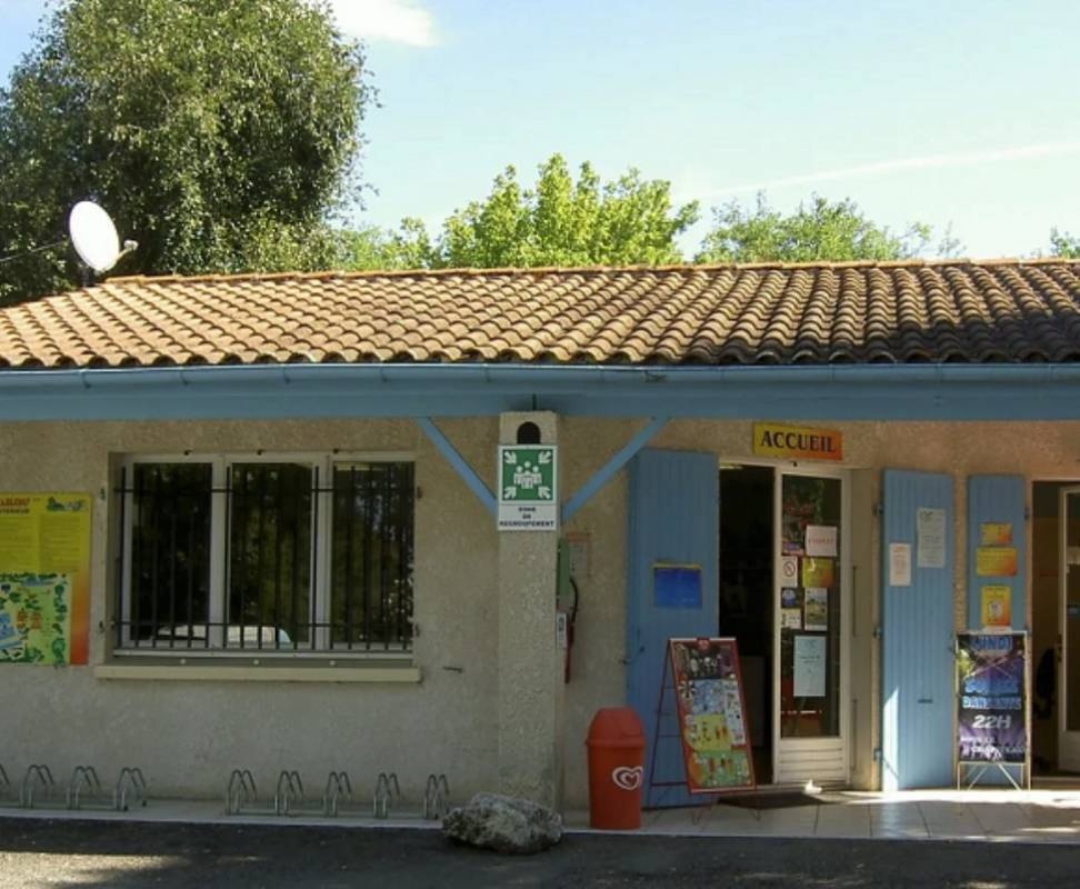 Camping Les Sablons — Sítio de acampamento in Vergeroux / Nouvelle-Aquitaine