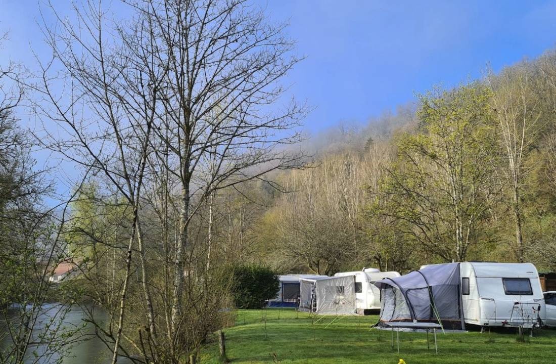 Camping de l'Ile — Cámping in Pont-les-Moulins 