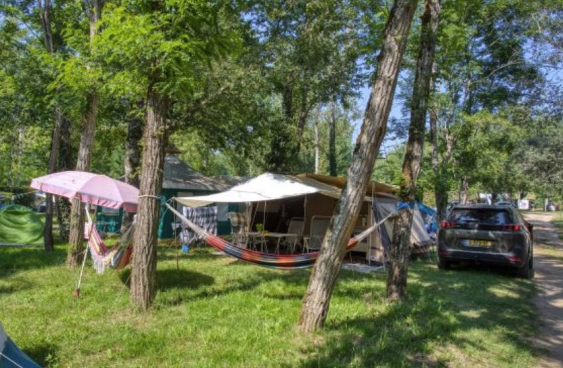 Camping Le Rocher De La Cave *** — Campingplats in Carsac-Aillac / Occitanie