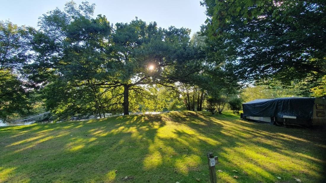 Camping Des 2 Rives *** — Camping Site in Étang-sur-Arroux / Bourgogne Franche-Comté