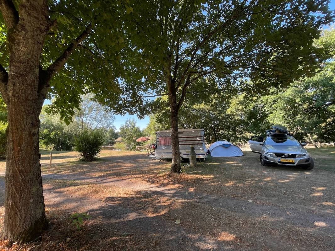 Camping Des 2 Rives *** — Campingplats in Étang-sur-Arroux / Bourgogne Franche-Comté