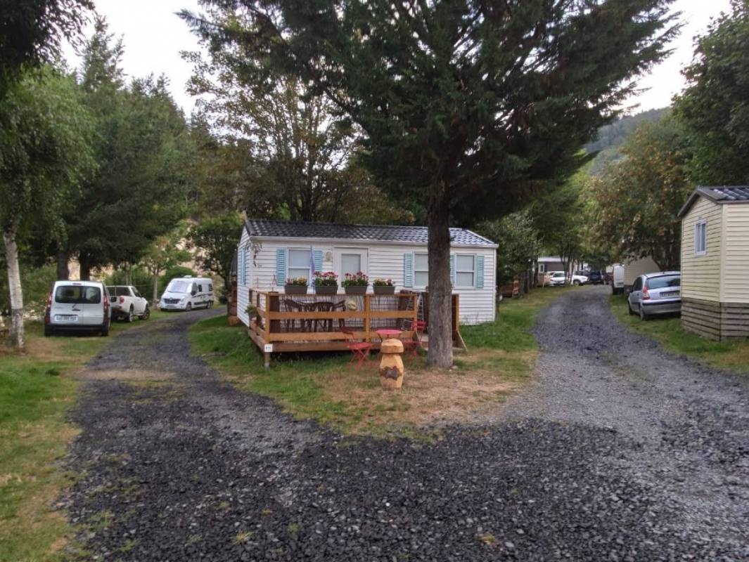 Camping und Hotel Les Airelles ** — Campingplats in Saint-Cirgues-en-Montagne