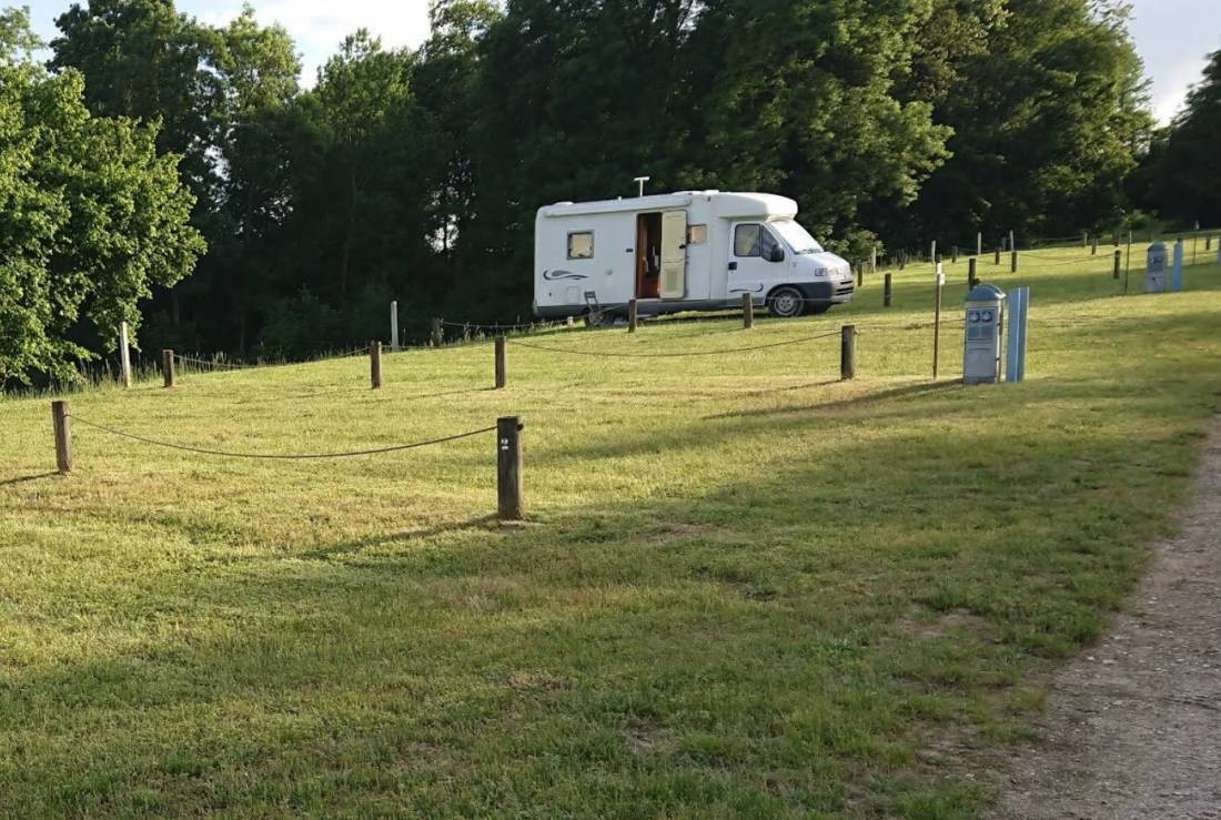 Camping Les Petits Pres — Campingplads in Dourdan