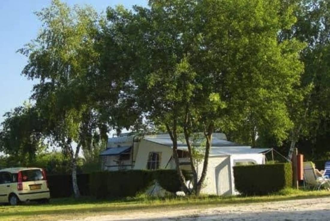 Camping Les Allées — Місце для кемпінгу in Coussac-Bonneval 