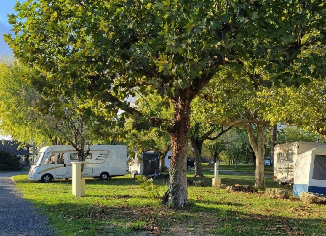 Stellplatz Saint Médard de Guizières — Camperplaats in Saint-Médard-de-Guizières