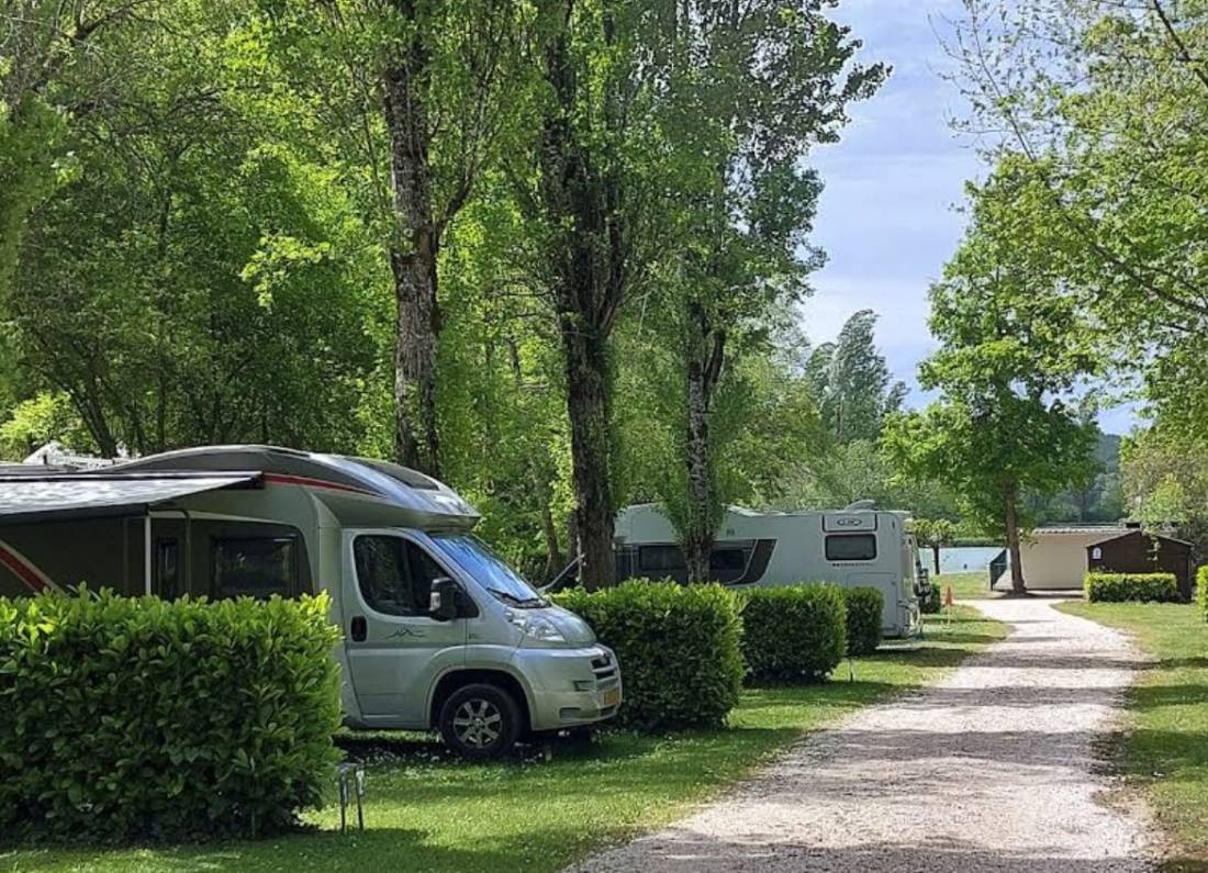 Camping Les 2 Lacs — Campingplass in Beauville