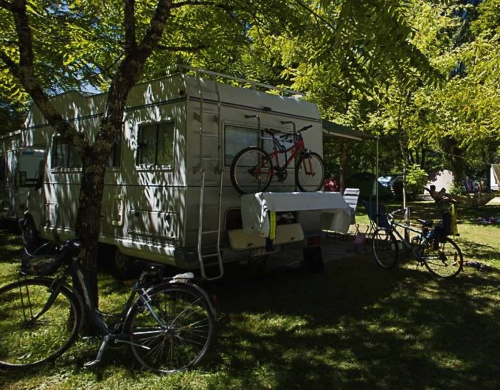 Camping Les Cascades *** — Cámping in Cénac-et-Saint-Julien