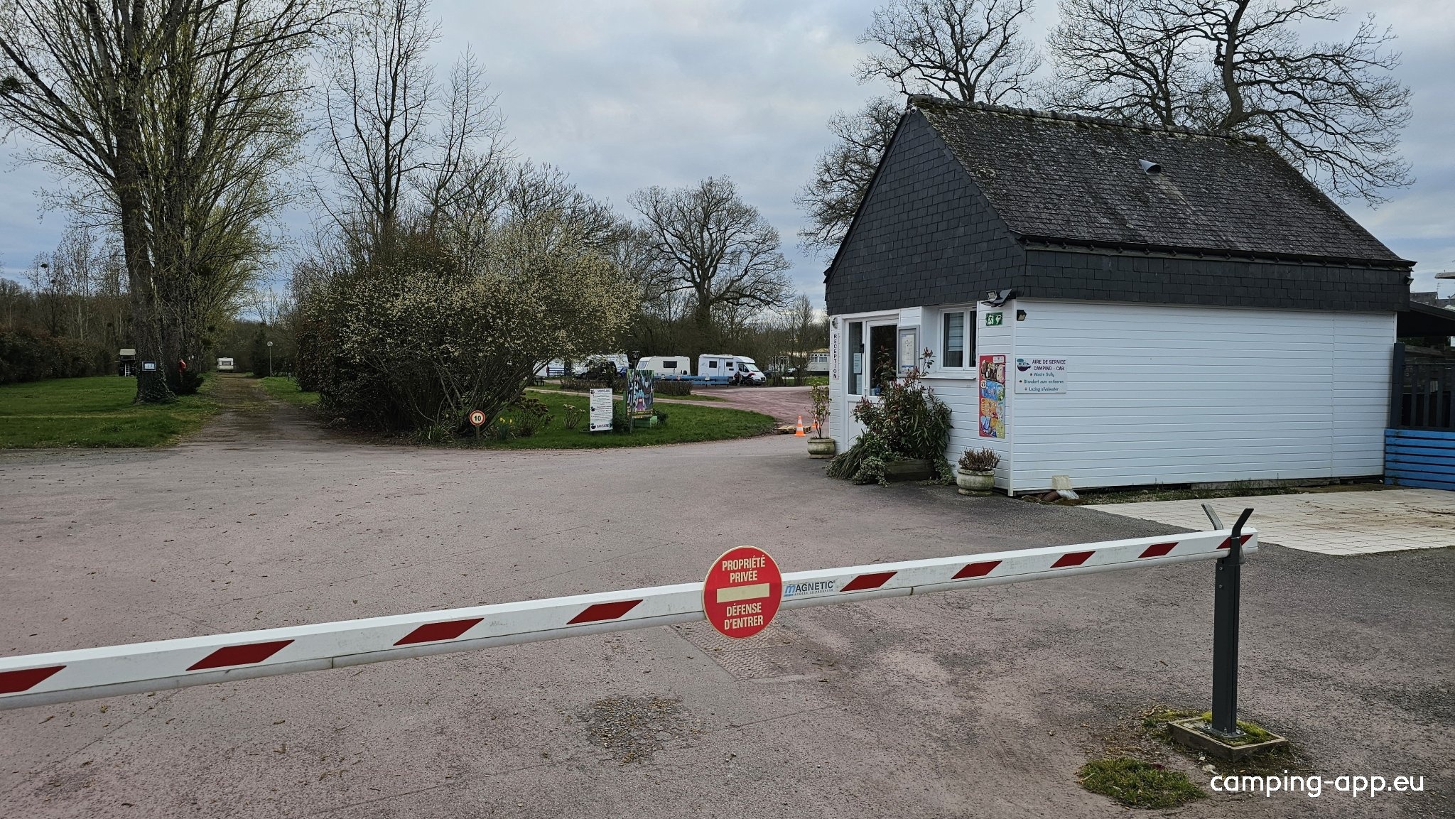 Camping Merlin L'Enchanteur — Area da campeggio in Loyat