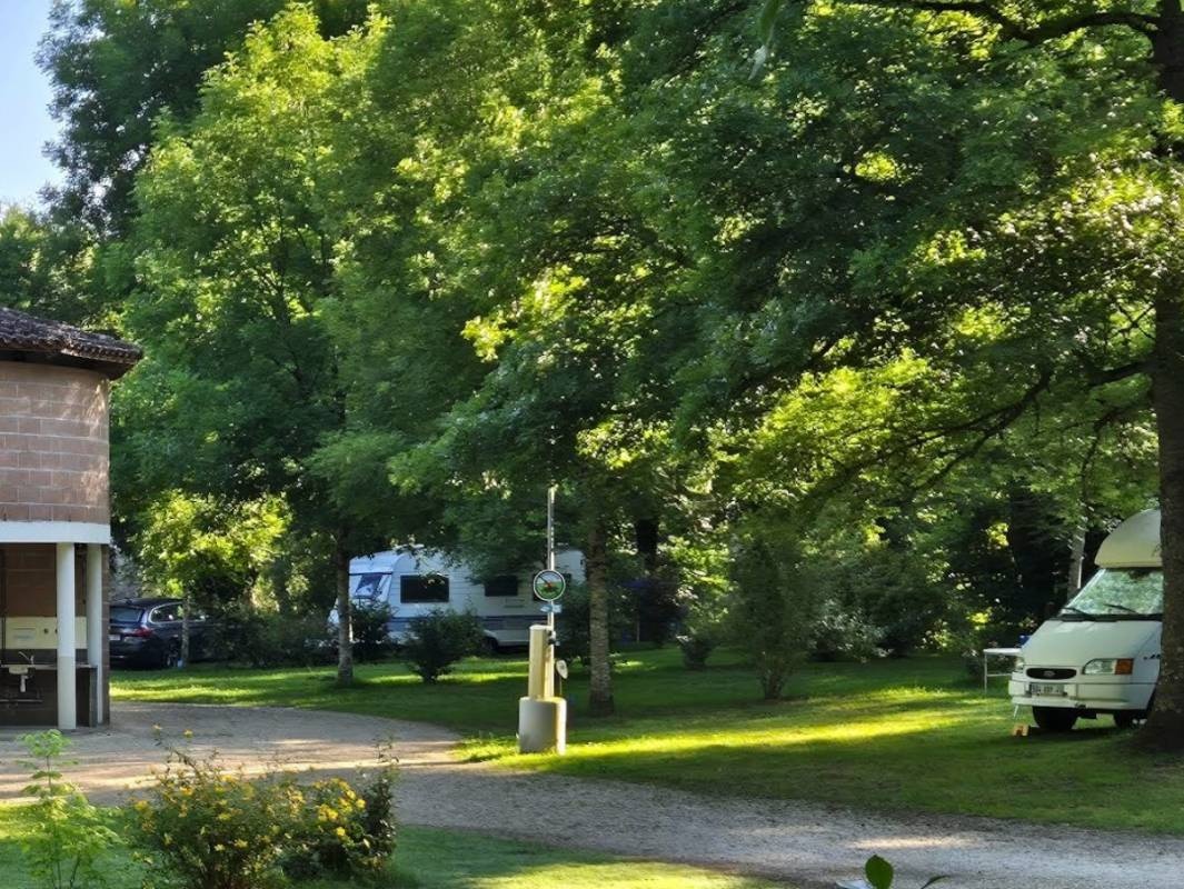 Camping Municipal Les Prunettes — Sítio de acampamento in Monestiés / Occitanie