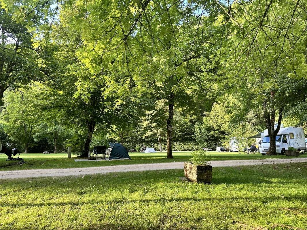 Camping du Hérisson *** — Місце для кемпінгу in Menétrux-en-Joux 