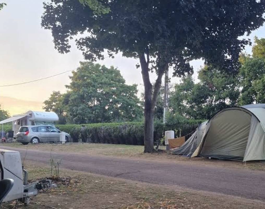 Camping de Dun-sur-Auron — Sítio de acampamento in Dun-sur-Auron