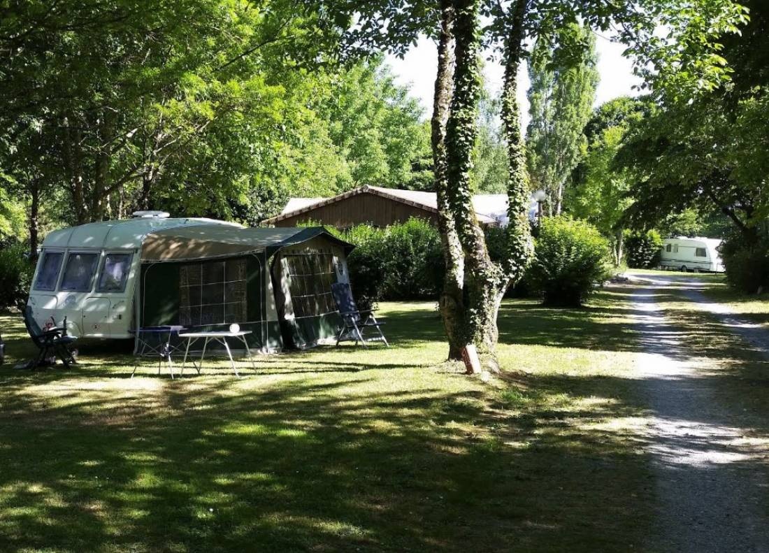 Camping Le Lieu — Camping in Saint-Jory-de-Chalais